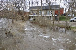 Rising river waters threaten Marion tenants as flooding worsens